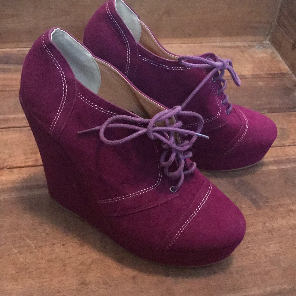 Cute purple velvety faux suede laced wedge heels 9